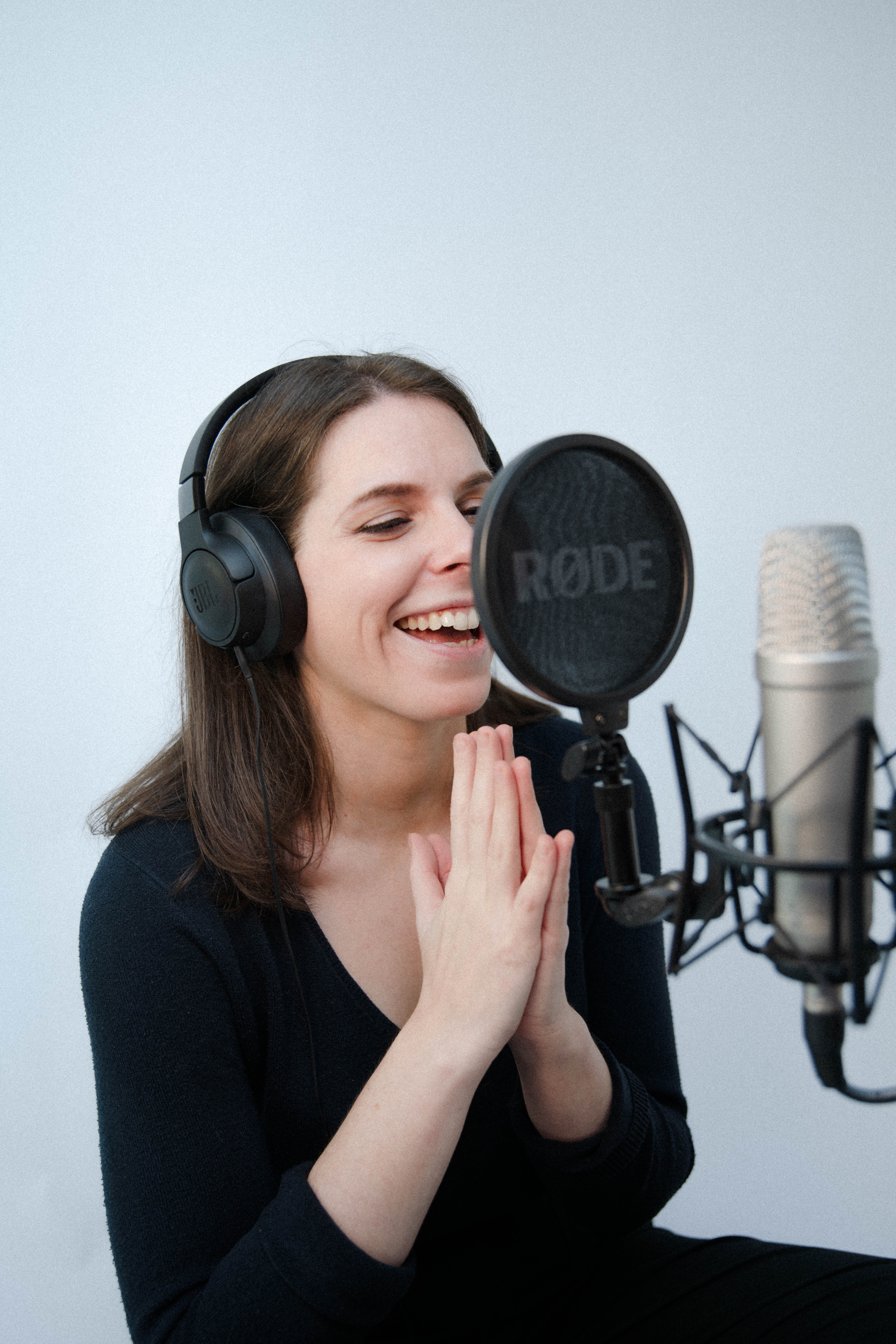 Voix off professionnelle qui enregistre une bande sonore